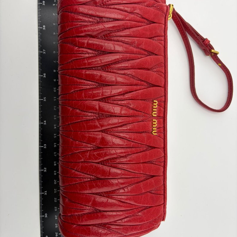 Miu Miu 經典皺褶長款手拿包-0