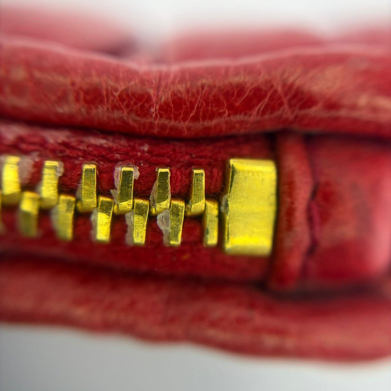 Miu Miu 經典皺褶長款手拿包-5