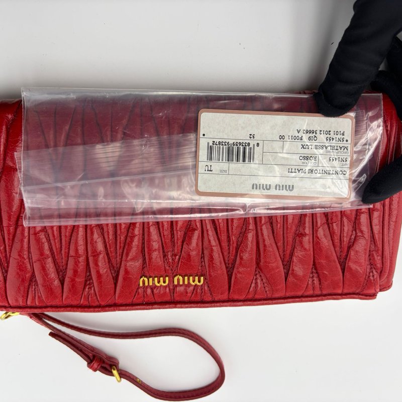 Miu Miu 經典皺褶長款手拿包-6