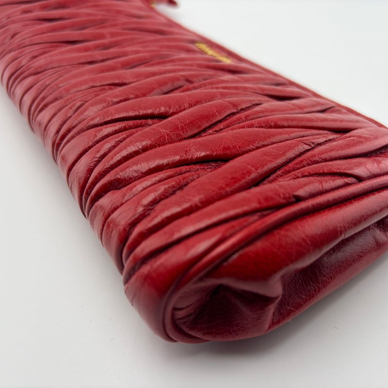 Miu Miu 經典皺褶長款手拿包-11