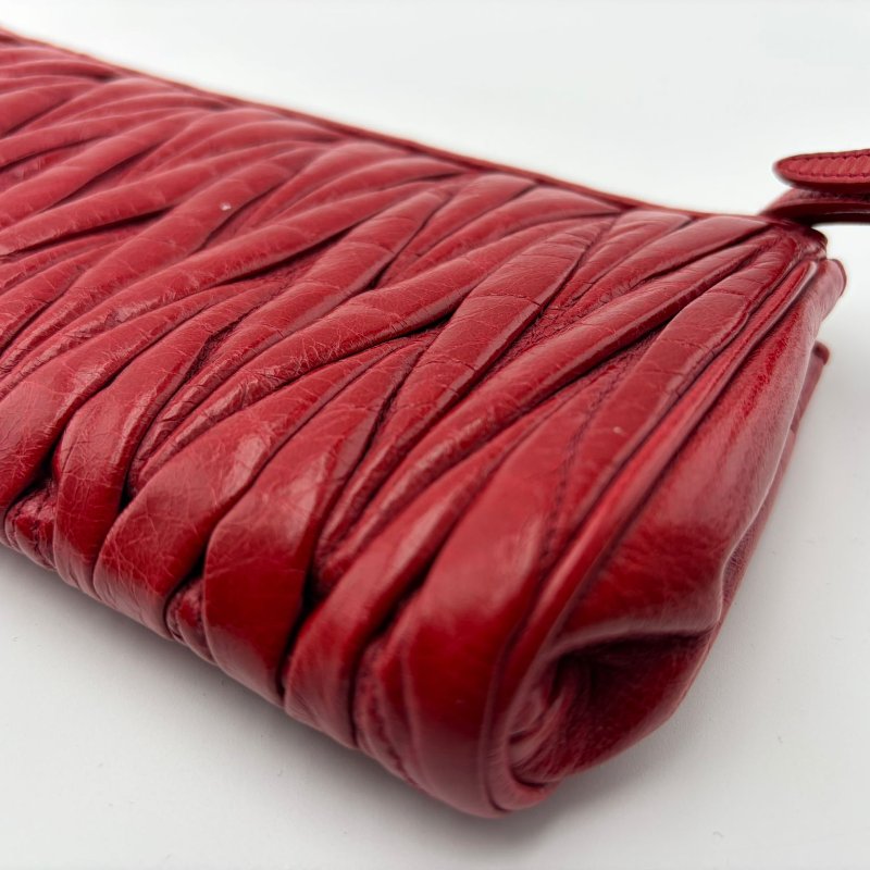 Miu Miu 經典皺褶長款手拿包-14