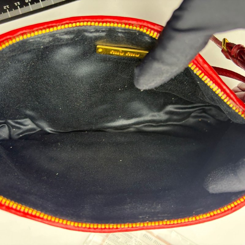 Miu Miu 經典皺褶長款手拿包-15