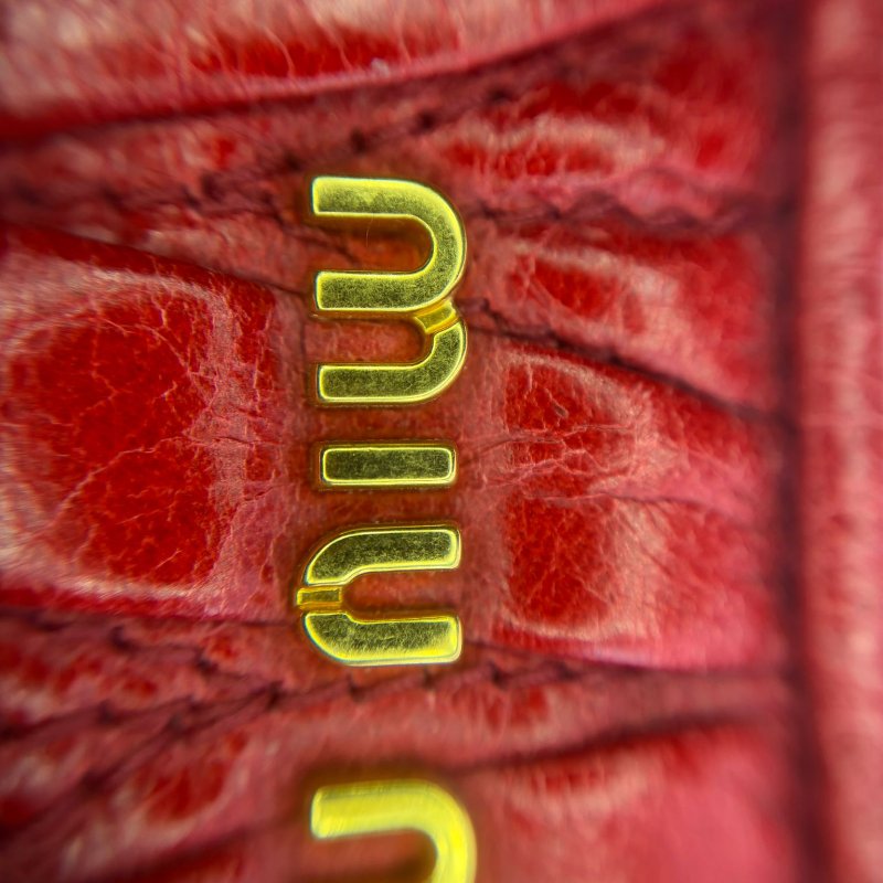 Miu Miu 經典皺褶長款手拿包-21