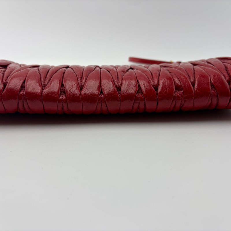 Miu Miu 經典皺褶長款手拿包-23