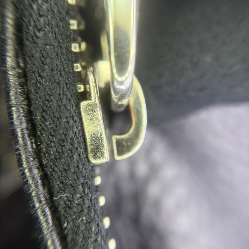 Prada（普拉達）經典荔枝紋牛皮月牙包-23