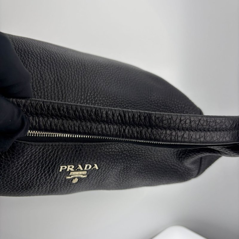 Prada（普拉達）經典荔枝紋牛皮月牙包-24