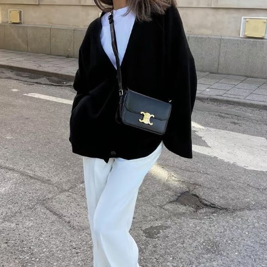 CELINE - 黑色金釦牛皮凱旋門TEEN TRIOMPHE斜背包╻小號-1