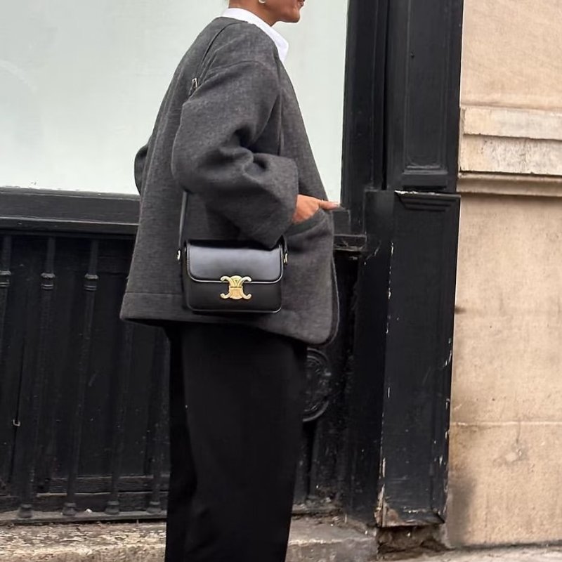 CELINE - 黑色金釦牛皮凱旋門TEEN TRIOMPHE斜背包╻小號-6