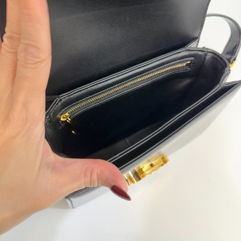 CELINE - 黑色金釦牛皮凱旋門TEEN TRIOMPHE斜背包╻小號-21