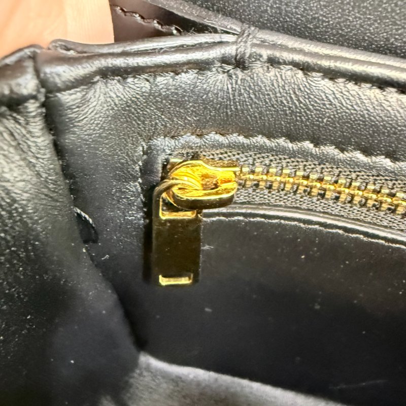 CELINE - 黑色金釦牛皮凱旋門TEEN TRIOMPHE斜背包╻小號-26