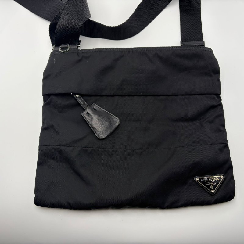 Prada（普拉達）經典尼龍斜挎包-1