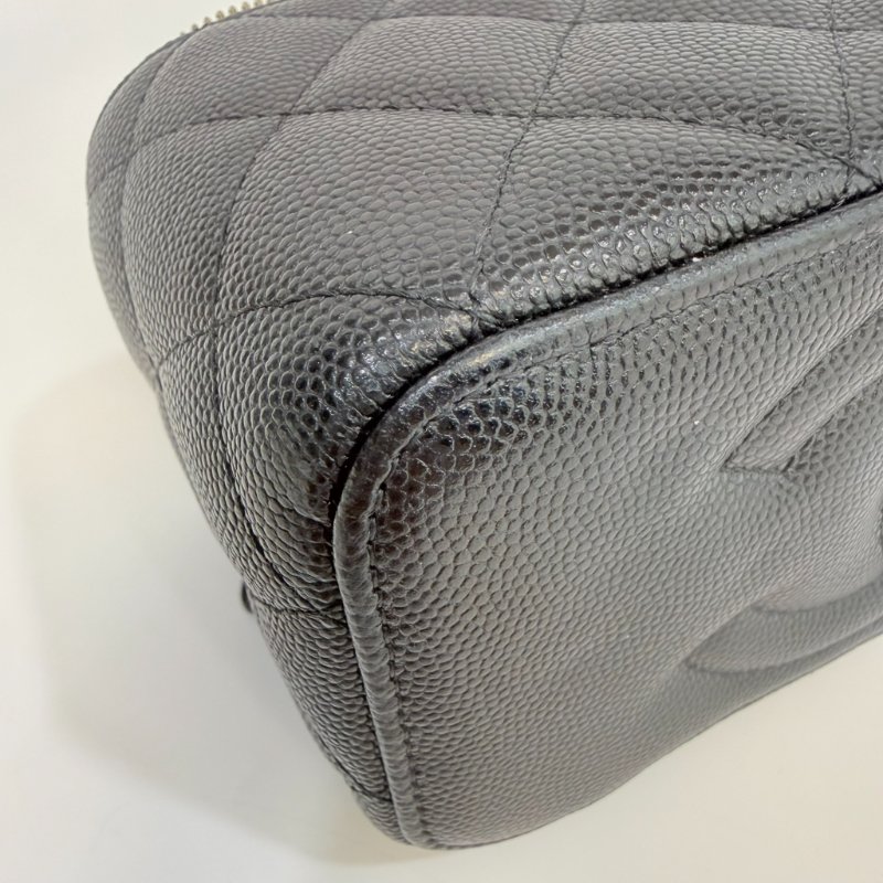 CHANEL  -  黑色金釦菱格粒紋牛皮吊飾長盒子-10