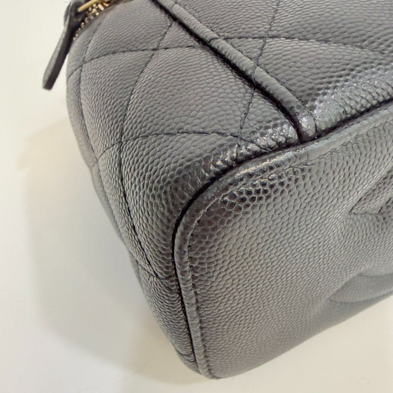 CHANEL  -  黑色金釦菱格粒紋牛皮吊飾長盒子-12