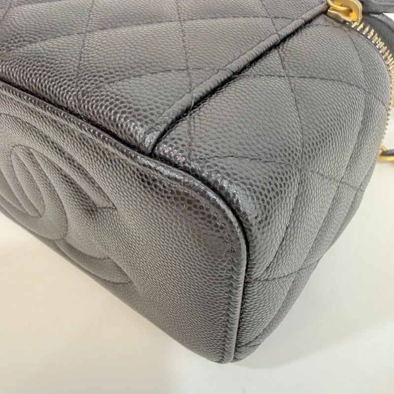 CHANEL  -  黑色金釦菱格粒紋牛皮吊飾長盒子-13