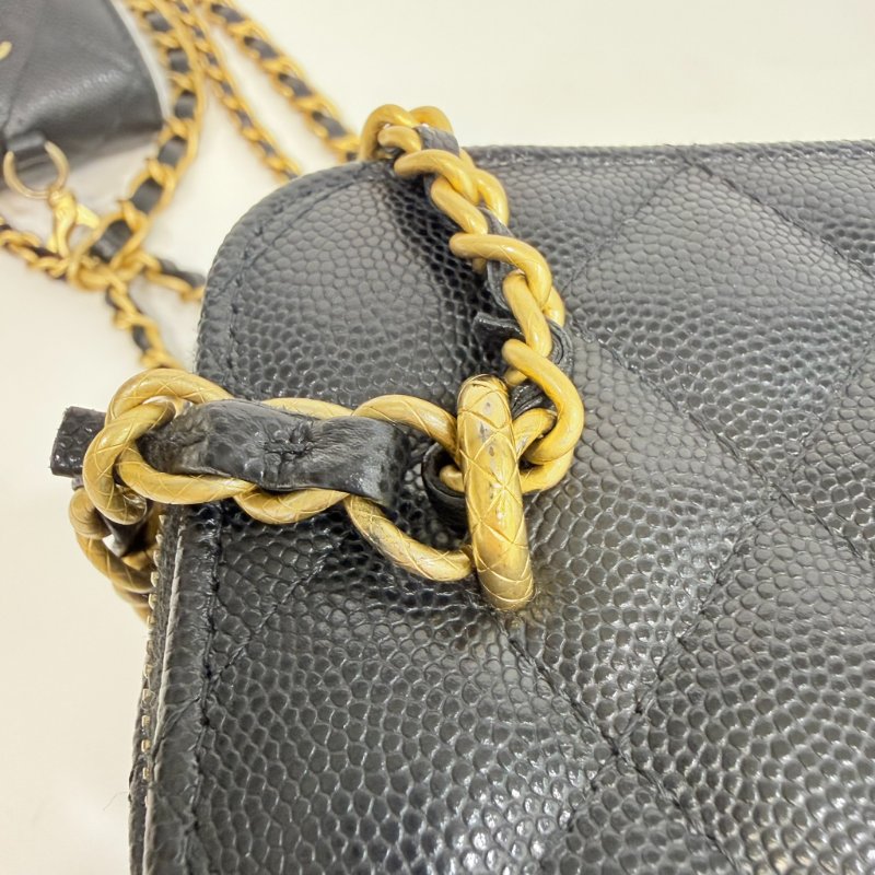 CHANEL  -  黑色金釦菱格粒紋牛皮吊飾長盒子-17