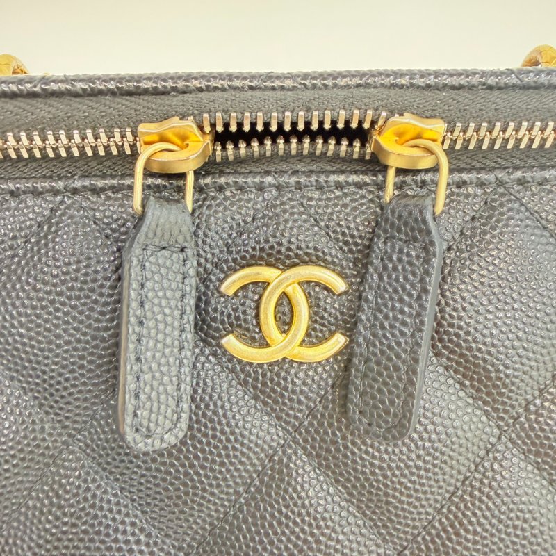 CHANEL  -  黑色金釦菱格粒紋牛皮吊飾長盒子-19