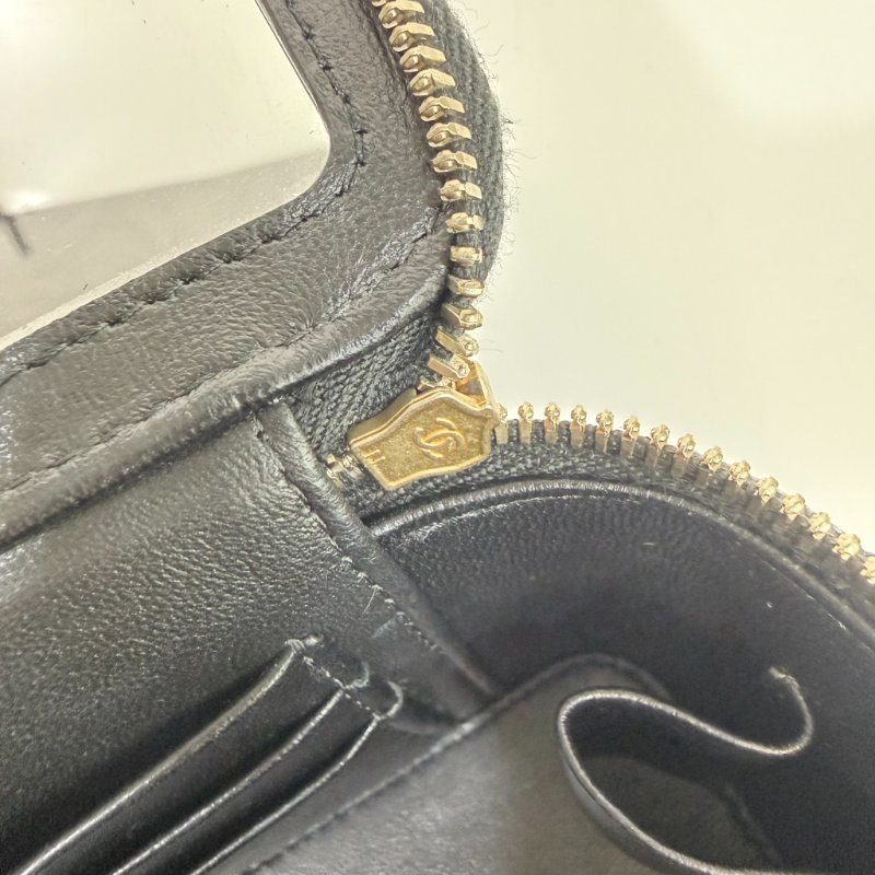 CHANEL  -  黑色金釦菱格粒紋牛皮吊飾長盒子-21