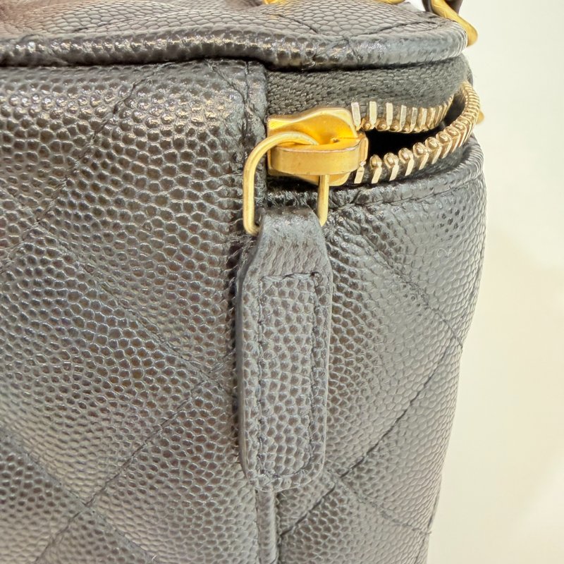 CHANEL  -  黑色金釦菱格粒紋牛皮吊飾長盒子-22