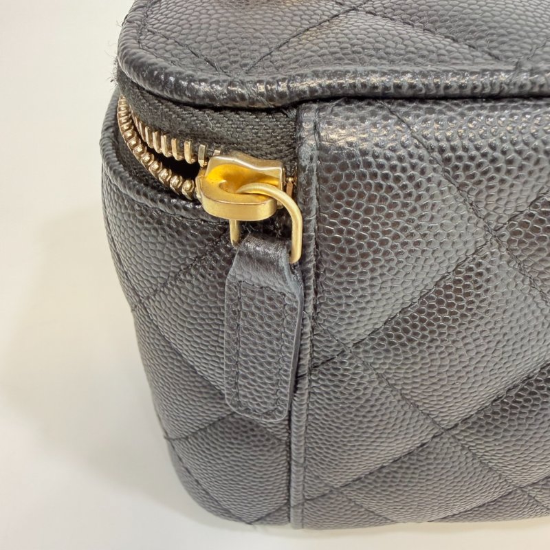 CHANEL  -  黑色金釦菱格粒紋牛皮吊飾長盒子-23