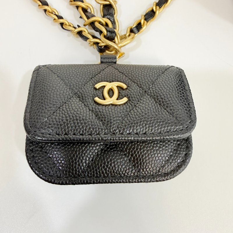 CHANEL  -  黑色金釦菱格粒紋牛皮吊飾長盒子-24