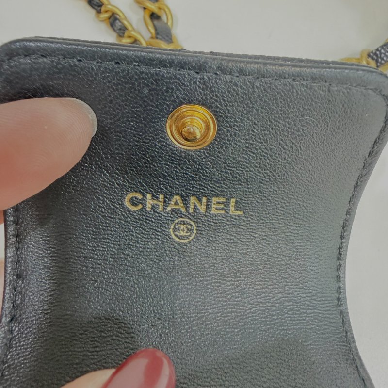 CHANEL  -  黑色金釦菱格粒紋牛皮吊飾長盒子-33