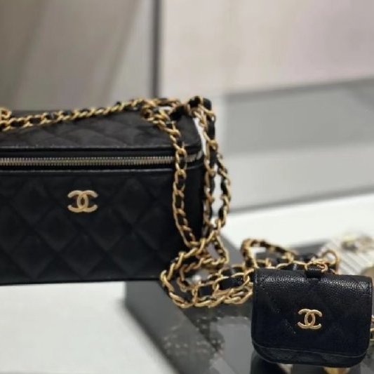 CHANEL  -  黑色金釦菱格粒紋牛皮吊飾長盒子-5