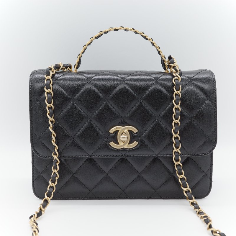 （大全配♥️精選推薦）Chanel 香奈兒 經典菱格紋 鏤空字母手柄 黑色 小牛皮  翻蓋包 肩背包 口蓋包-1