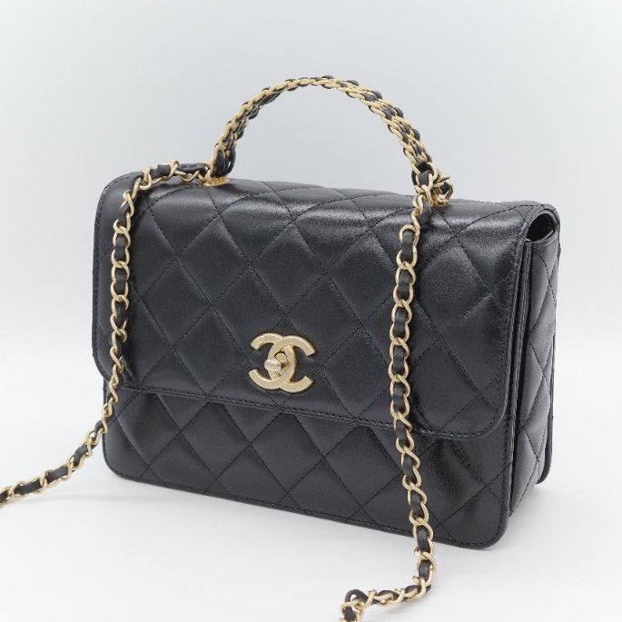 （大全配♥️精選推薦）Chanel 香奈兒 經典菱格紋 鏤空字母手柄 黑色 小牛皮  翻蓋包 肩背包 口蓋包-4