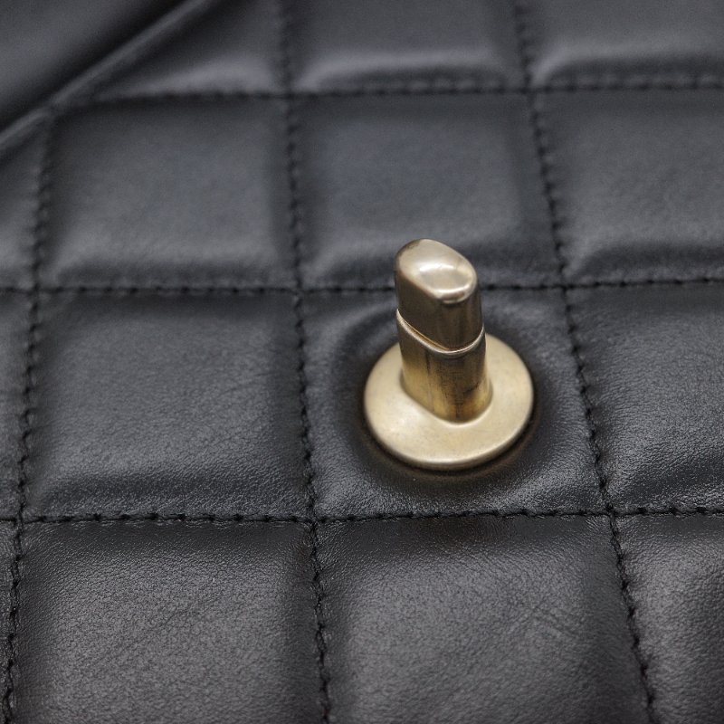 （大全配♥️精選推薦）Chanel 香奈兒 經典菱格紋 鏤空字母手柄 黑色 小牛皮  翻蓋包 肩背包 口蓋包-11