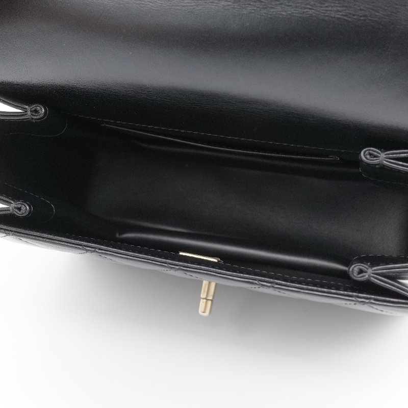 （大全配♥️精選推薦）Chanel 香奈兒 經典菱格紋 鏤空字母手柄 黑色 小牛皮  翻蓋包 肩背包 口蓋包-14