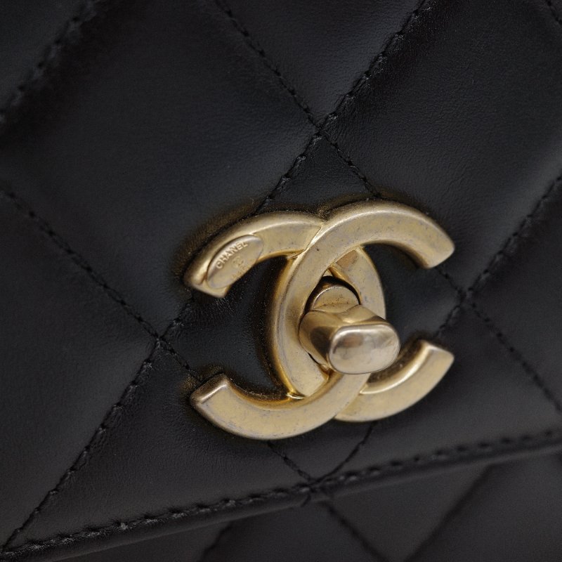 （大全配♥️精選推薦）Chanel 香奈兒 經典菱格紋 鏤空字母手柄 黑色 小牛皮  翻蓋包 肩背包 口蓋包-18