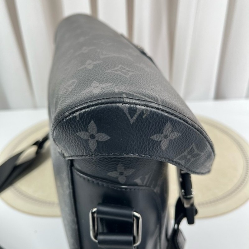 zzz LV路易威登 VOYAGER黑武士郵差包斜挎包單肩包 背攜十分舒適 滿足都市生活的使用需要-9