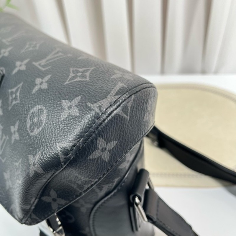 zzz LV路易威登 VOYAGER黑武士郵差包斜挎包單肩包 背攜十分舒適 滿足都市生活的使用需要-14