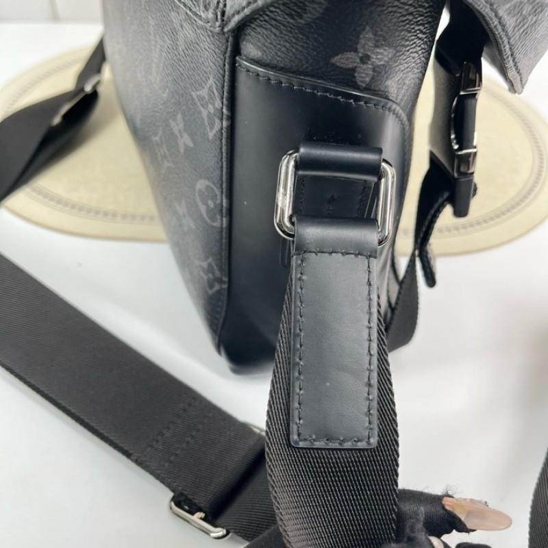 zzz LV路易威登 VOYAGER黑武士郵差包斜挎包單肩包 背攜十分舒適 滿足都市生活的使用需要-16