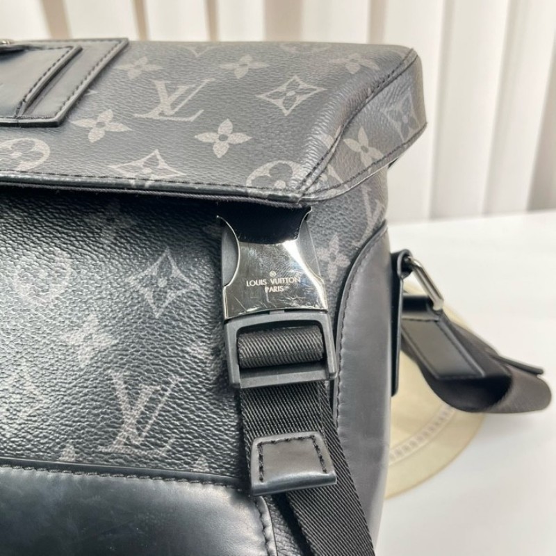 zzz LV路易威登 VOYAGER黑武士郵差包斜挎包單肩包 背攜十分舒適 滿足都市生活的使用需要-21