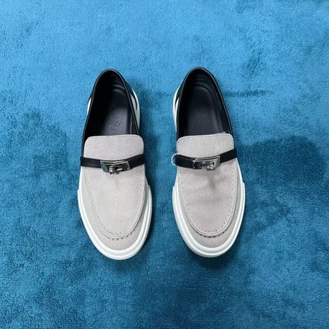 愛馬仕灰色低幫板鞋 尺碼：38碼