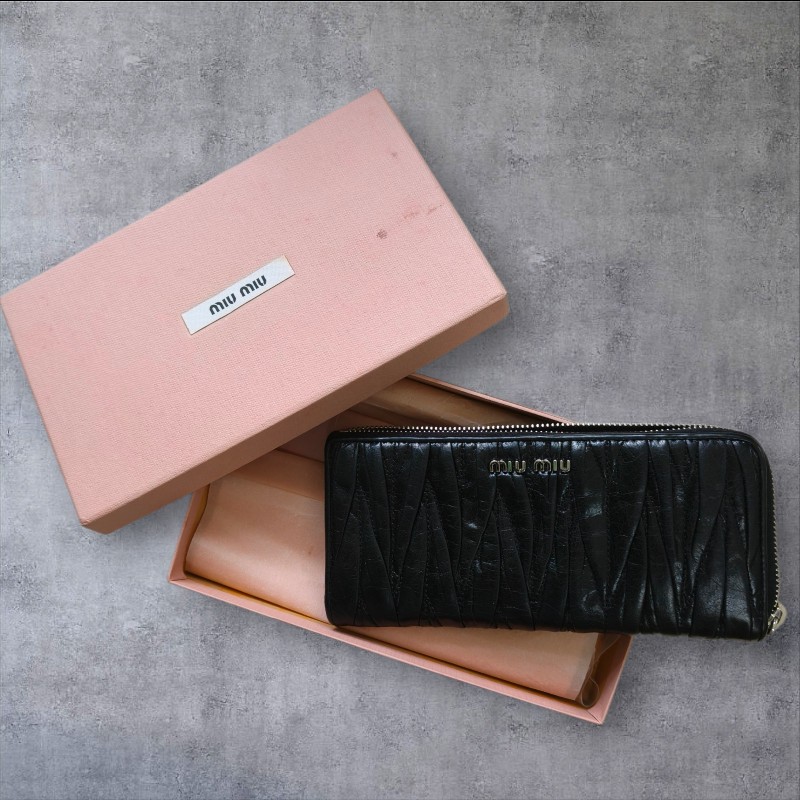 【🐴馬上下單最優惠】🧧限時降價至2/11（原$8800）㊣✨MIU MIU✨繆繆（附盒子）黑色 皺摺 羊皮 經典 L型 拉鍊 長夾 皮夾 錢包/二手皮夾/二手精品/保證正品🌳二手樹屋🌳-1