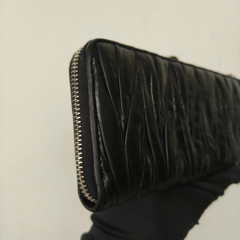 【🐴馬上下單最優惠】🧧限時降價至2/11（原$8800）㊣✨MIU MIU✨繆繆（附盒子）黑色 皺摺 羊皮 經典 L型 拉鍊 長夾 皮夾 錢包/二手皮夾/二手精品/保證正品🌳二手樹屋🌳-18