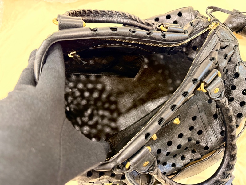 Balenciaga City 巴黎世家 黑色皮革 洞洞包 手提肩背包-1