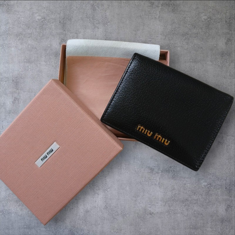 【🐴馬上下單最優惠】🧧限時降價至2/11（原$7800）【8成新】✨MIU MIU✨繆繆（附盒子）黑色 拼色 釘釦 短夾 皮夾 錢包/二手皮夾/二手精品/保證正品🌳二手樹屋🌳-1