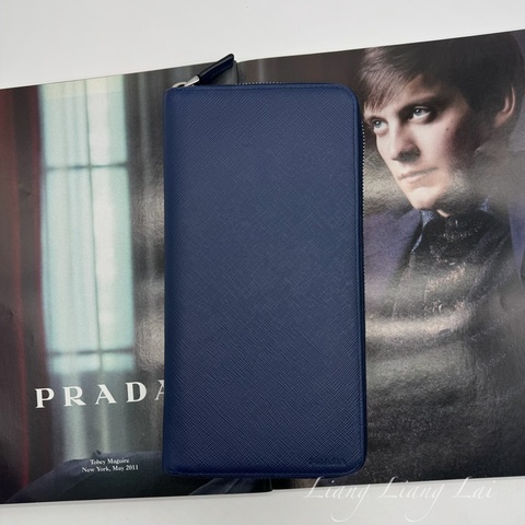PRADA 經典Saffiano皮革商務型拉鍊深藍色長夾