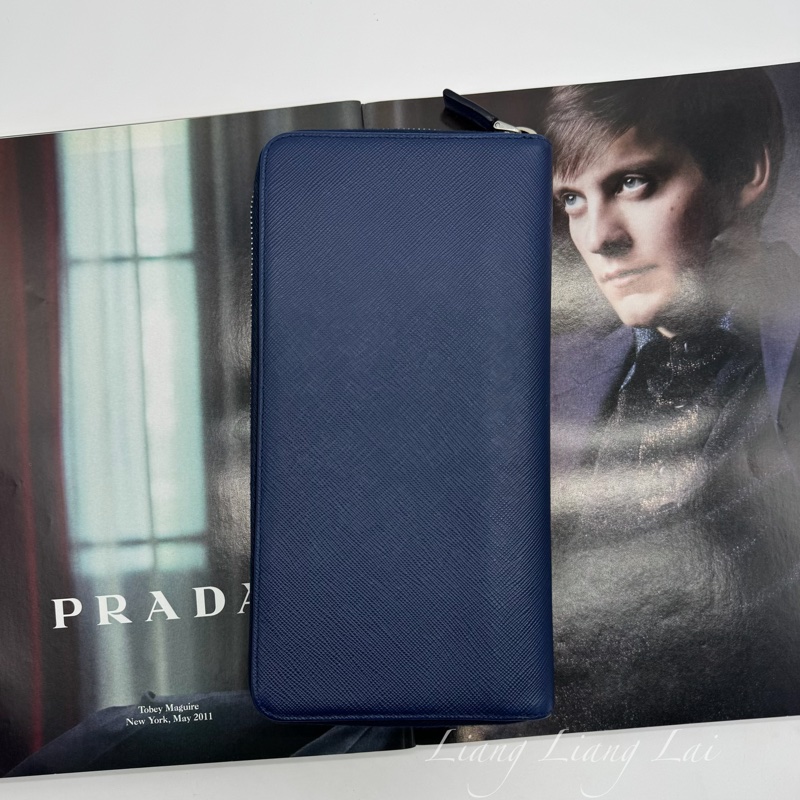 PRADA 經典Saffiano皮革商務型拉鍊深藍色長夾-1