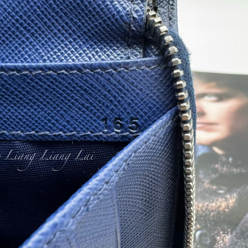 PRADA 經典Saffiano皮革商務型拉鍊深藍色長夾-3