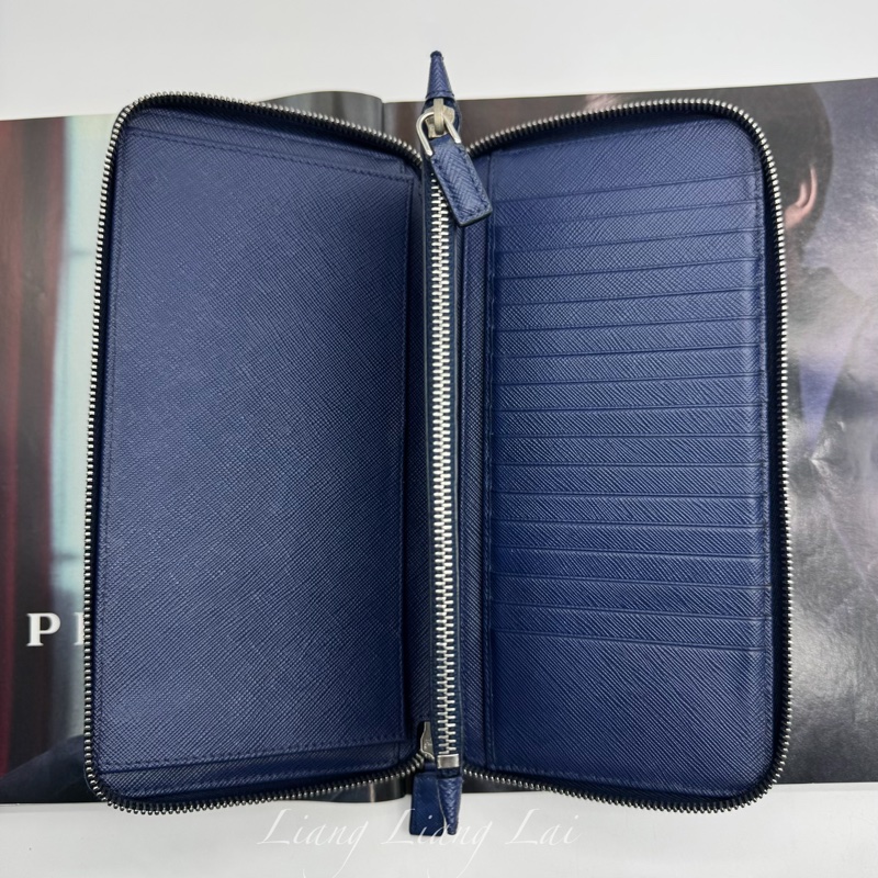 PRADA 經典Saffiano皮革商務型拉鍊深藍色長夾-4