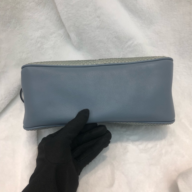 Ferragamo 粉藍色蛇紋皮 手挽Hobo XC233-4