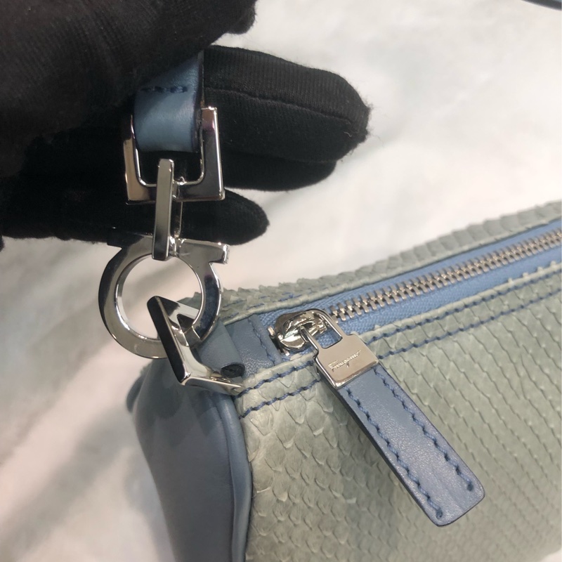 Ferragamo 粉藍色蛇紋皮 手挽Hobo XC233-5