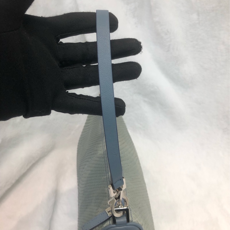 Ferragamo 粉藍色蛇紋皮 手挽Hobo XC233-8