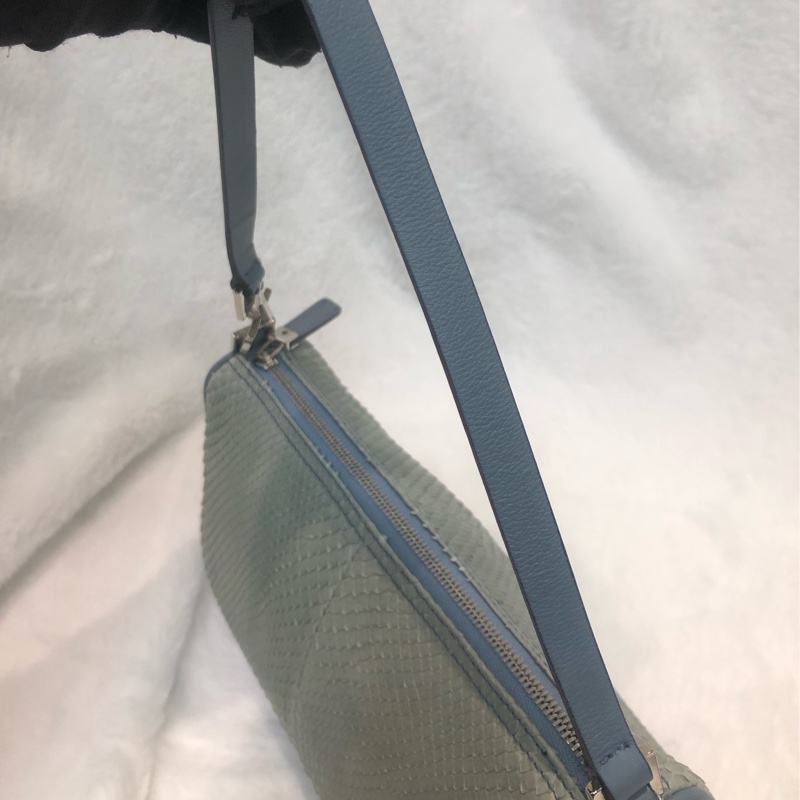 Ferragamo 粉藍色蛇紋皮 手挽Hobo XC233-9