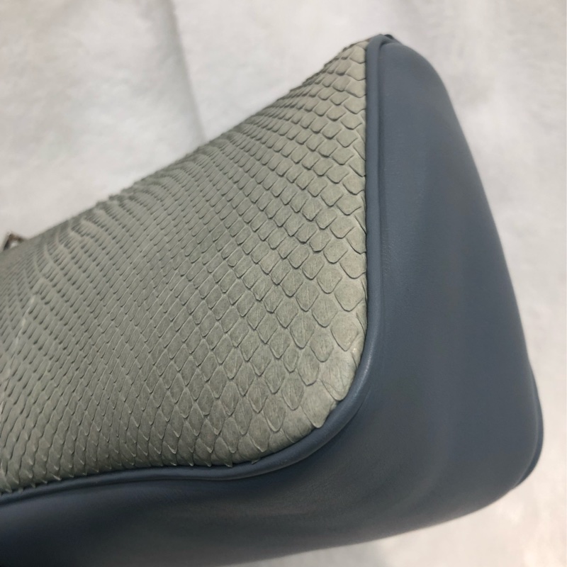 Ferragamo 粉藍色蛇紋皮 手挽Hobo XC233-10