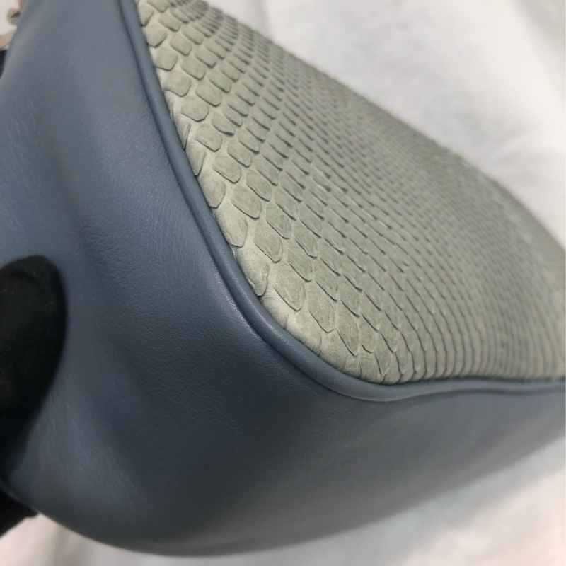 Ferragamo 粉藍色蛇紋皮 手挽Hobo XC233-11